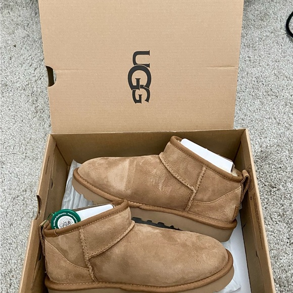 Women’s UGG Classic Ultra Mini Boot NWOT - Picture 3 of 5